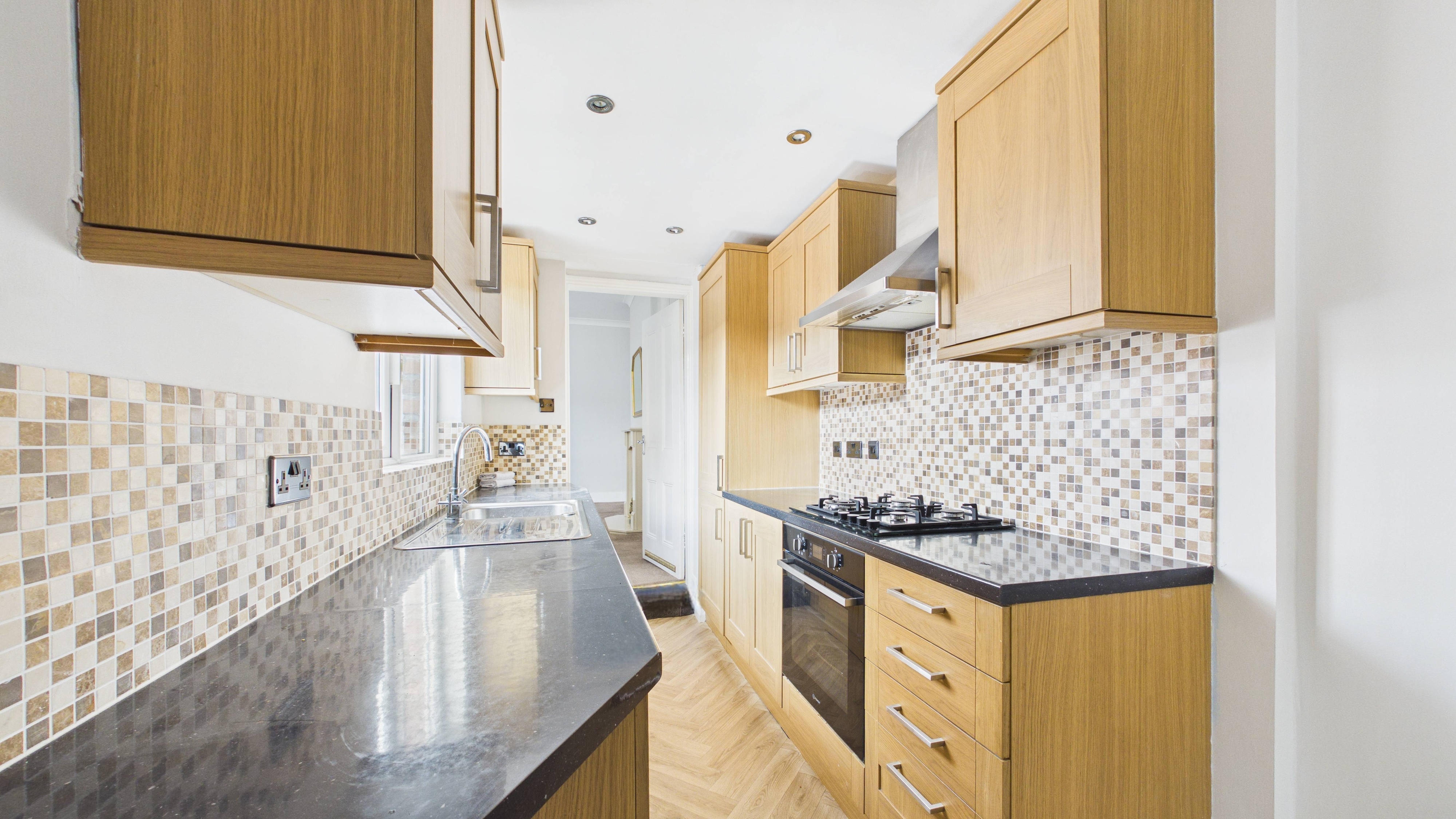 Image 8 - Kitchen (2)