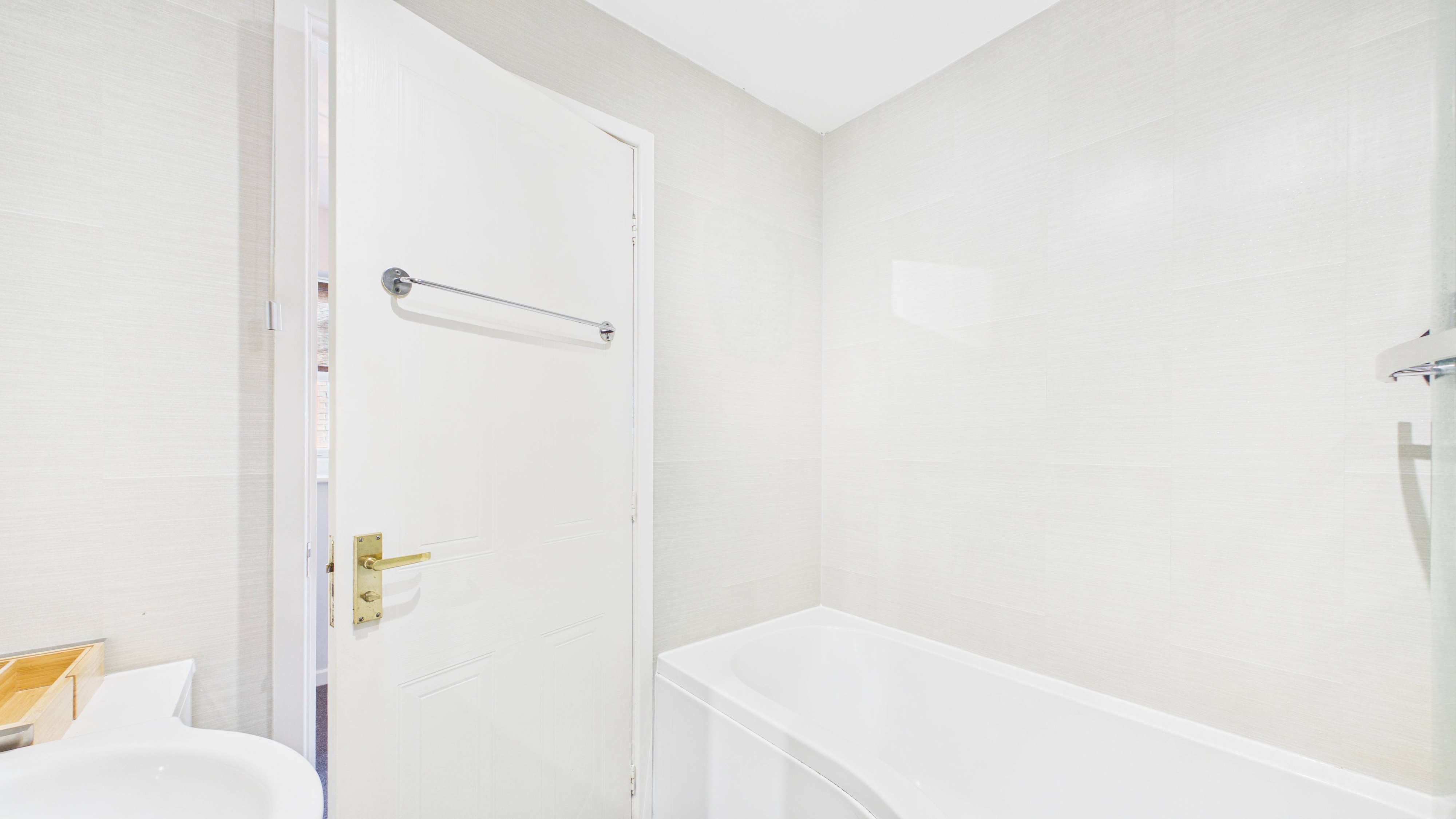 Image 15 - Bathroom (2)