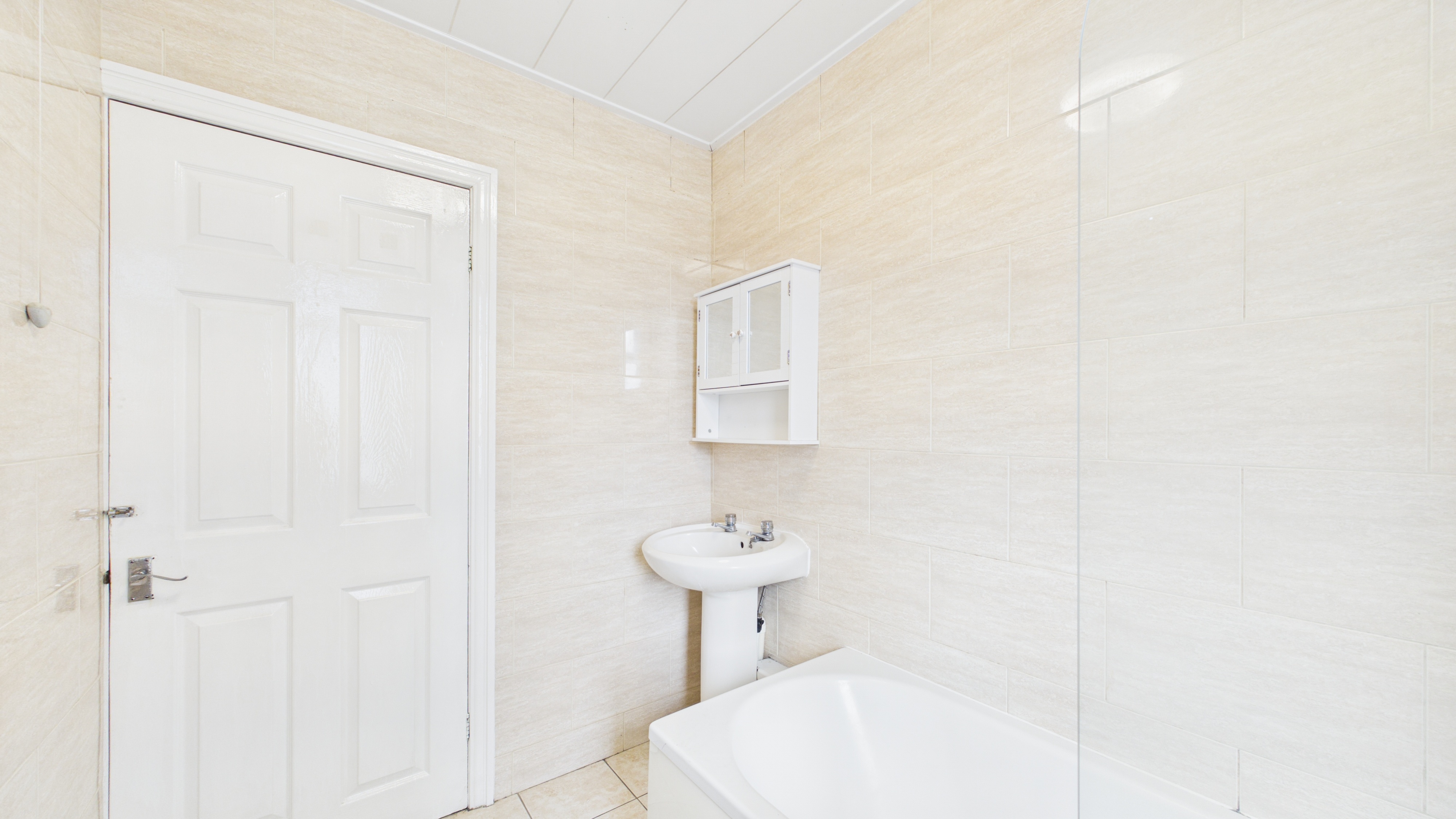 Image 15 - Bathroom (2)