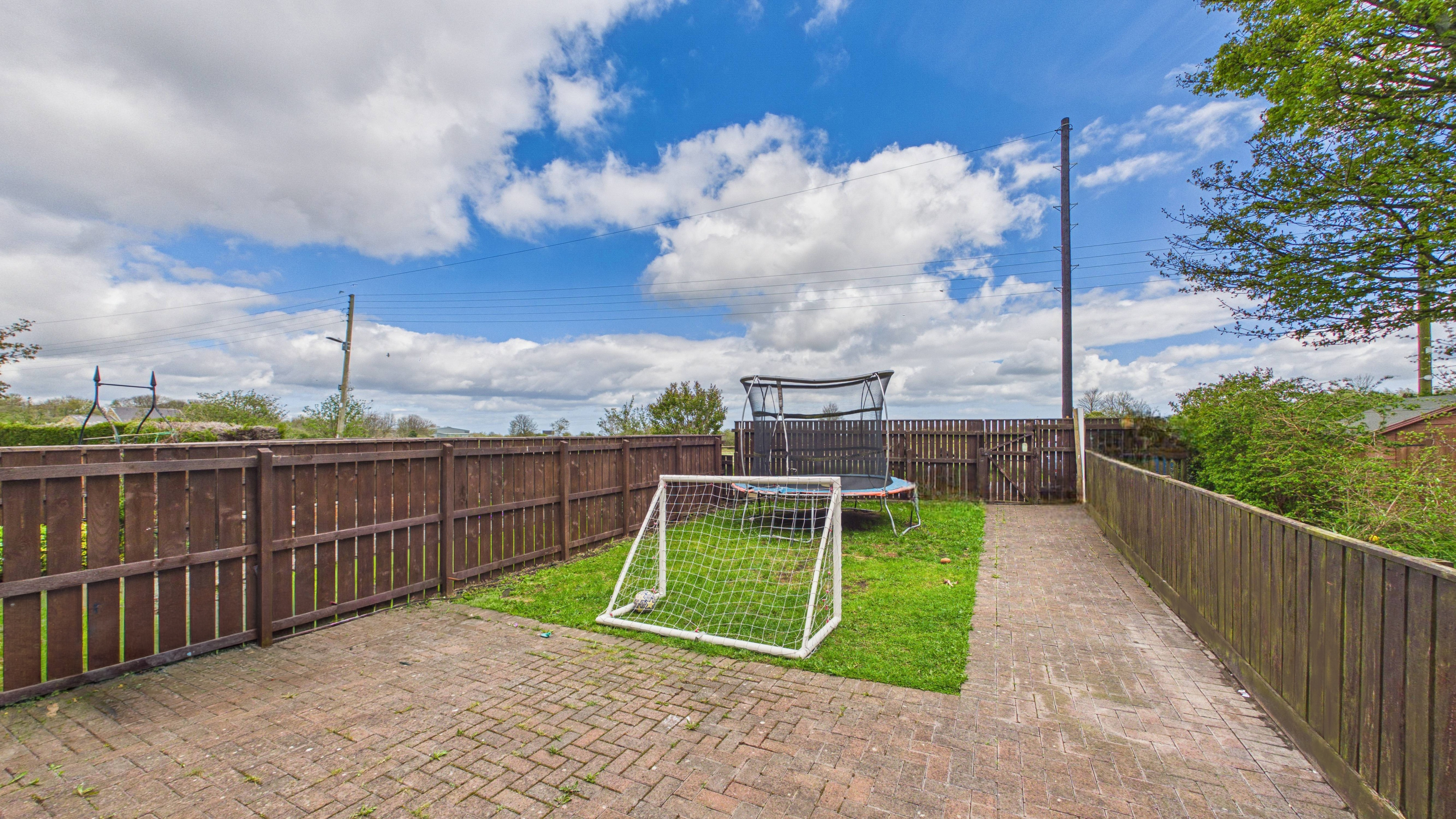 Image 16 - Front Garden (2)