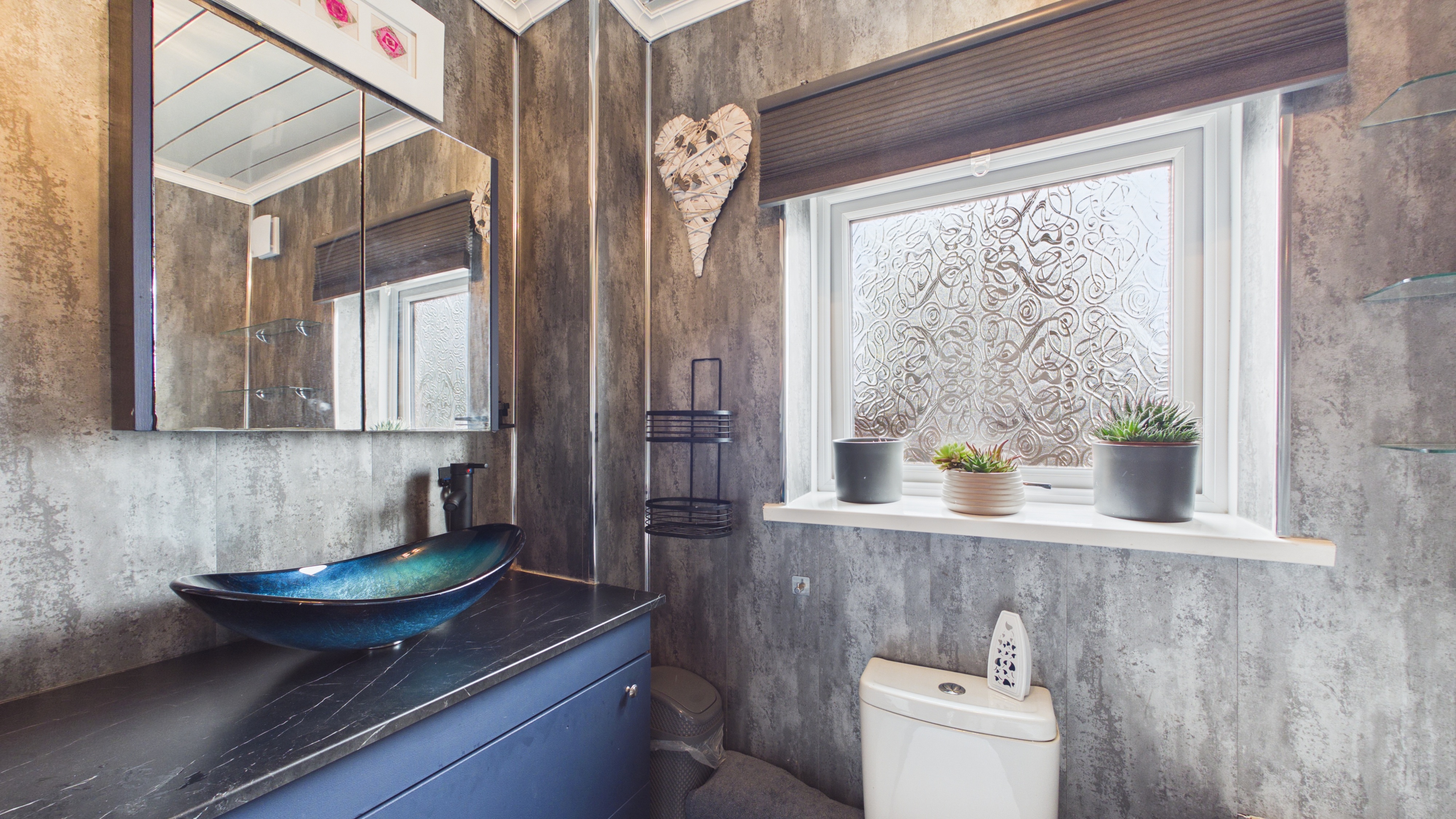 Image 15 - Bathroom (2)