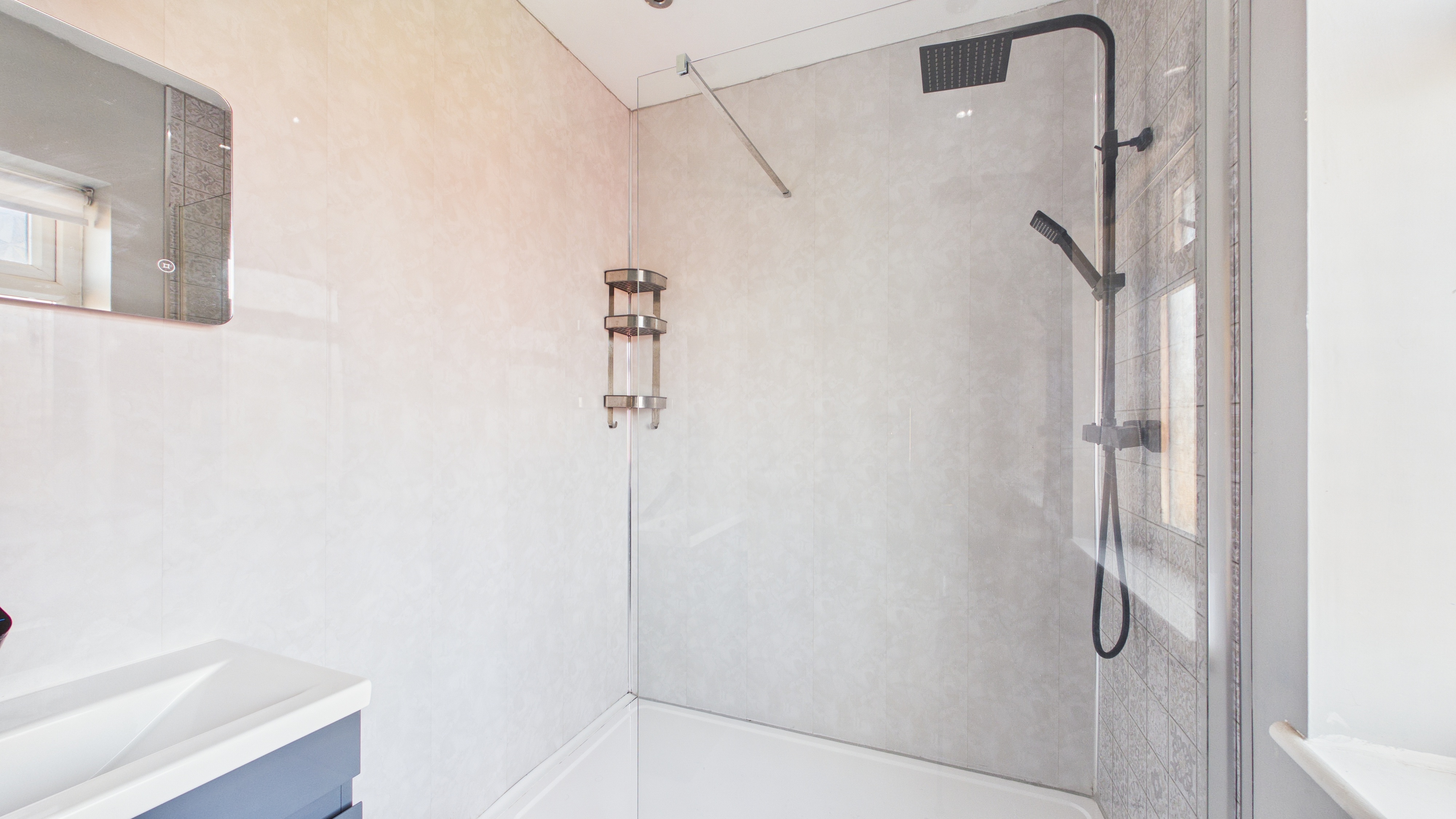 Image 16 - Ensuite (1)