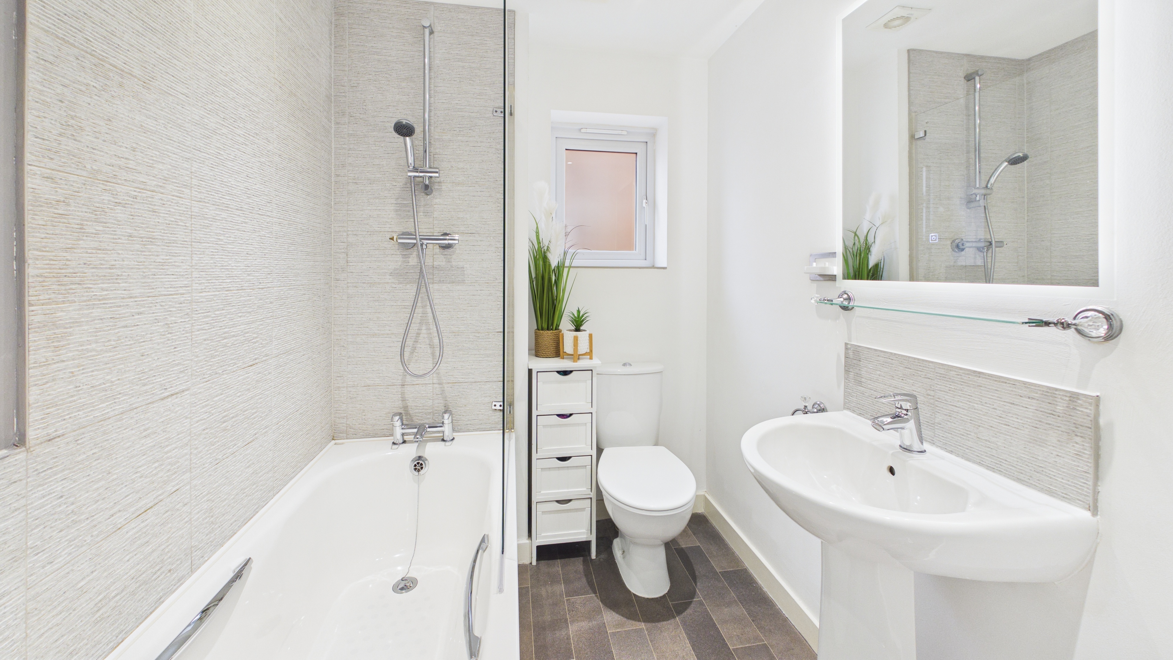 Image 19 - Family Bathroom (1)