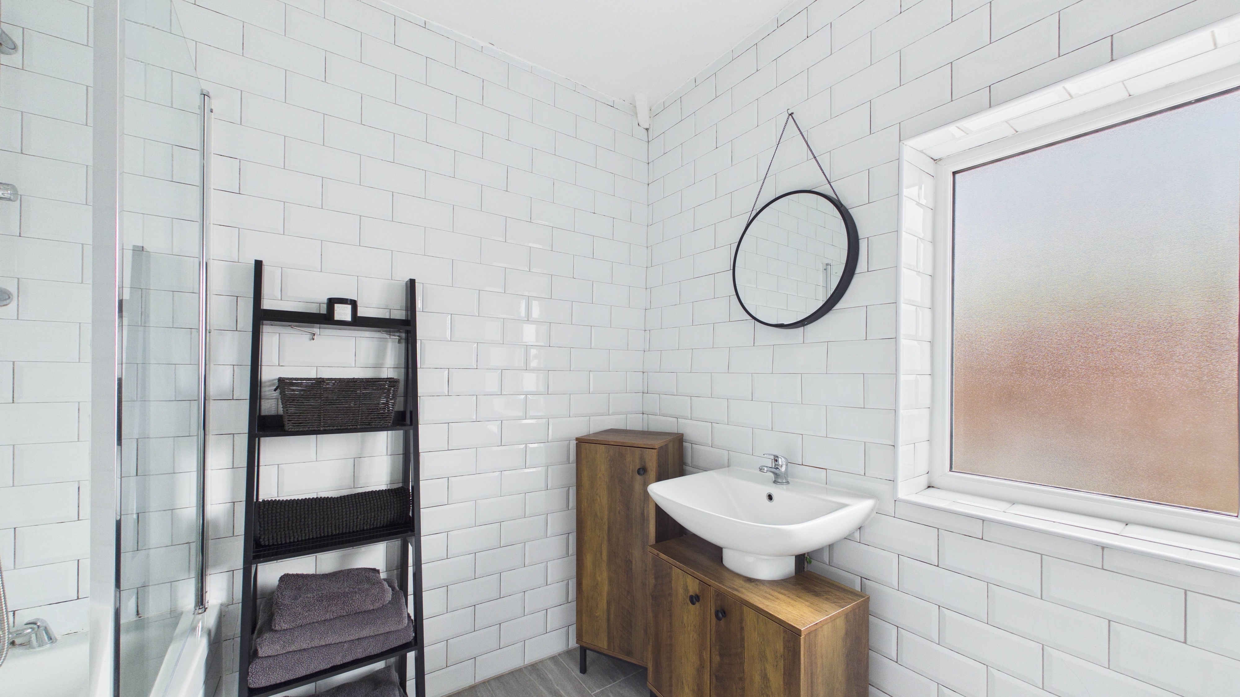 Image 20 - Bathroom (1)