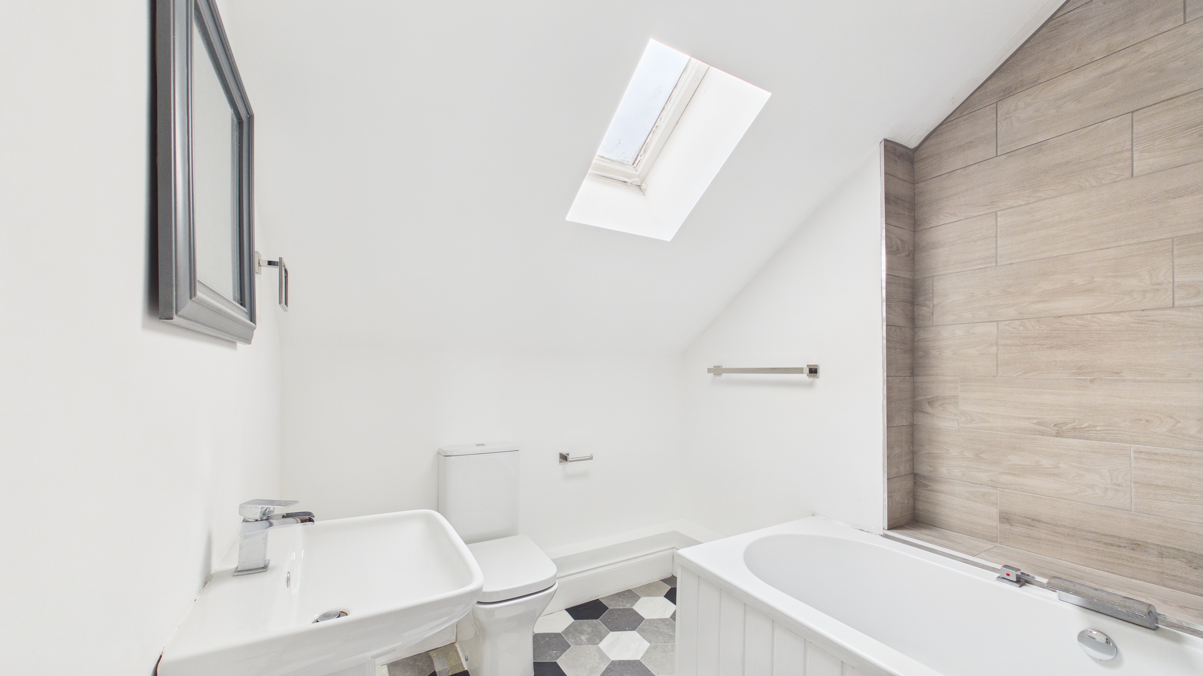 Image 16 - Bathroom (1)