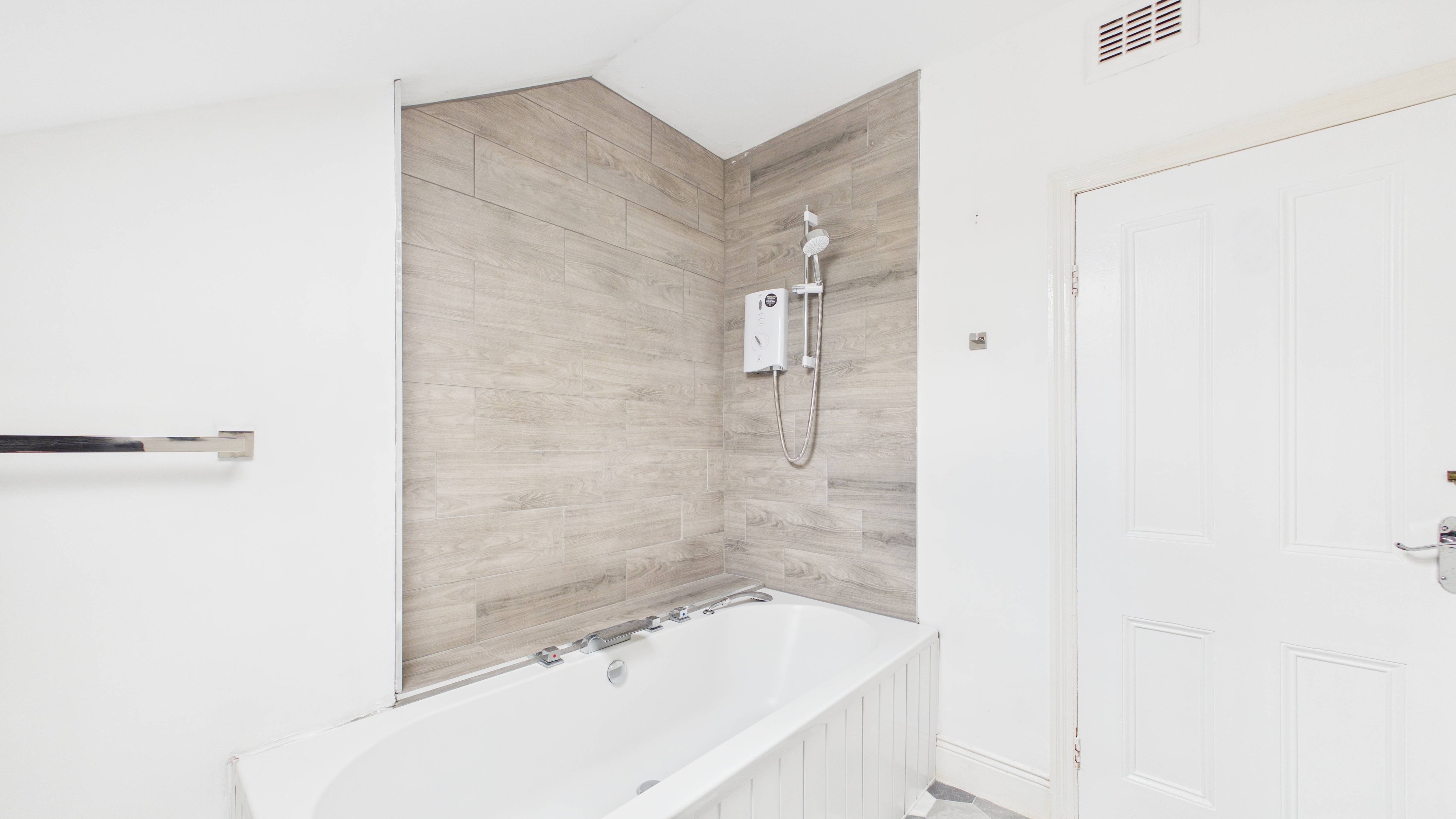 Image 17 - Bathroom (2)