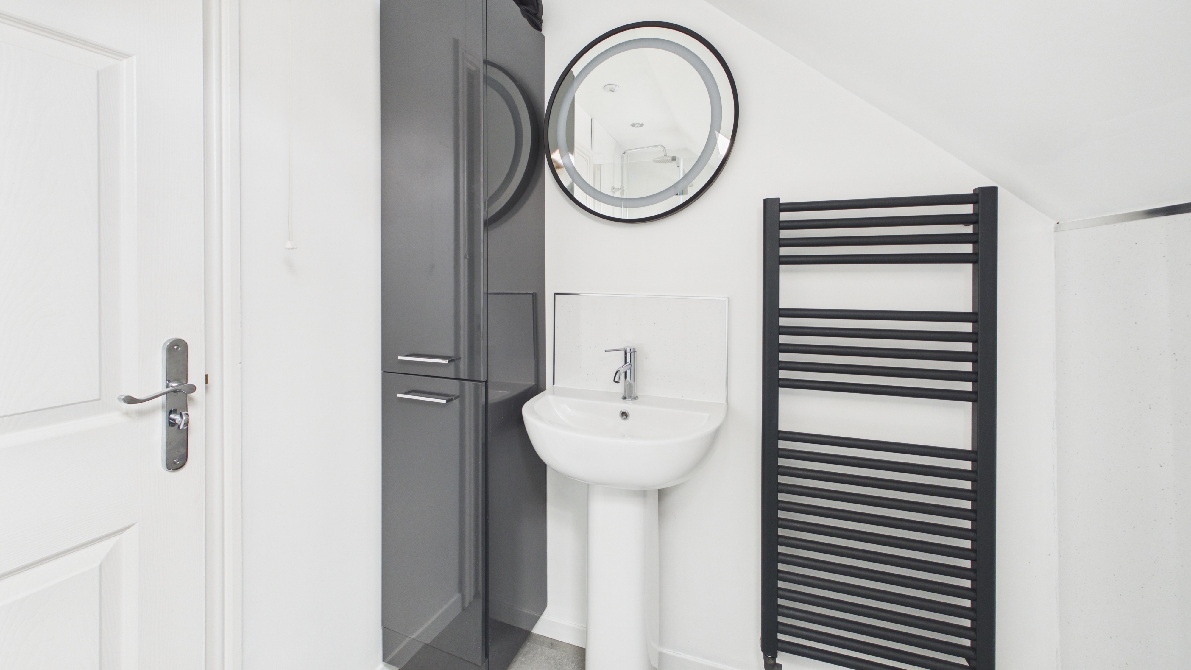 Image 25 - Ensuite Bathroom (2)