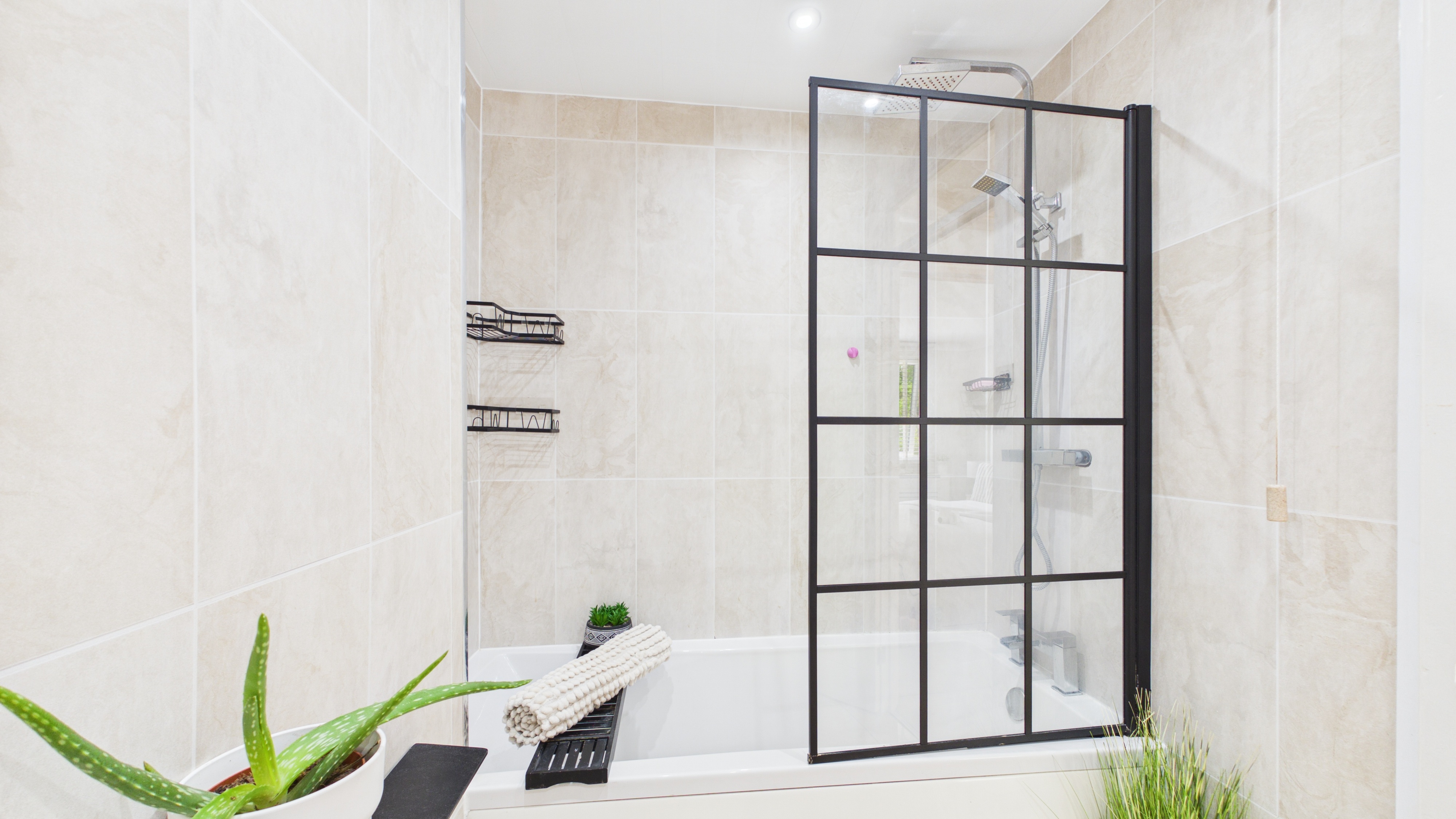 Image 20 - Bathroom (2)