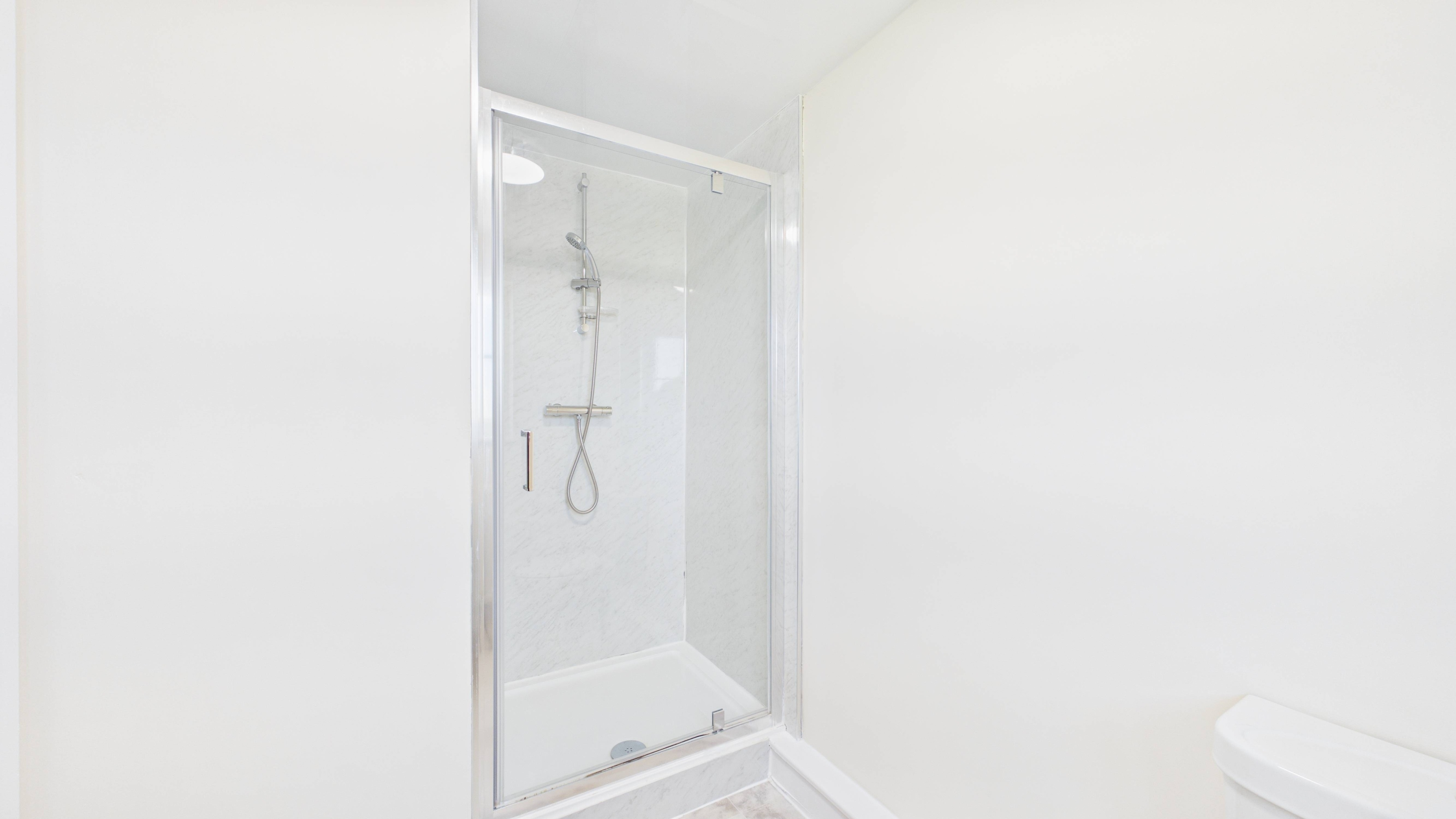 Image 23 - Ensuite (2)