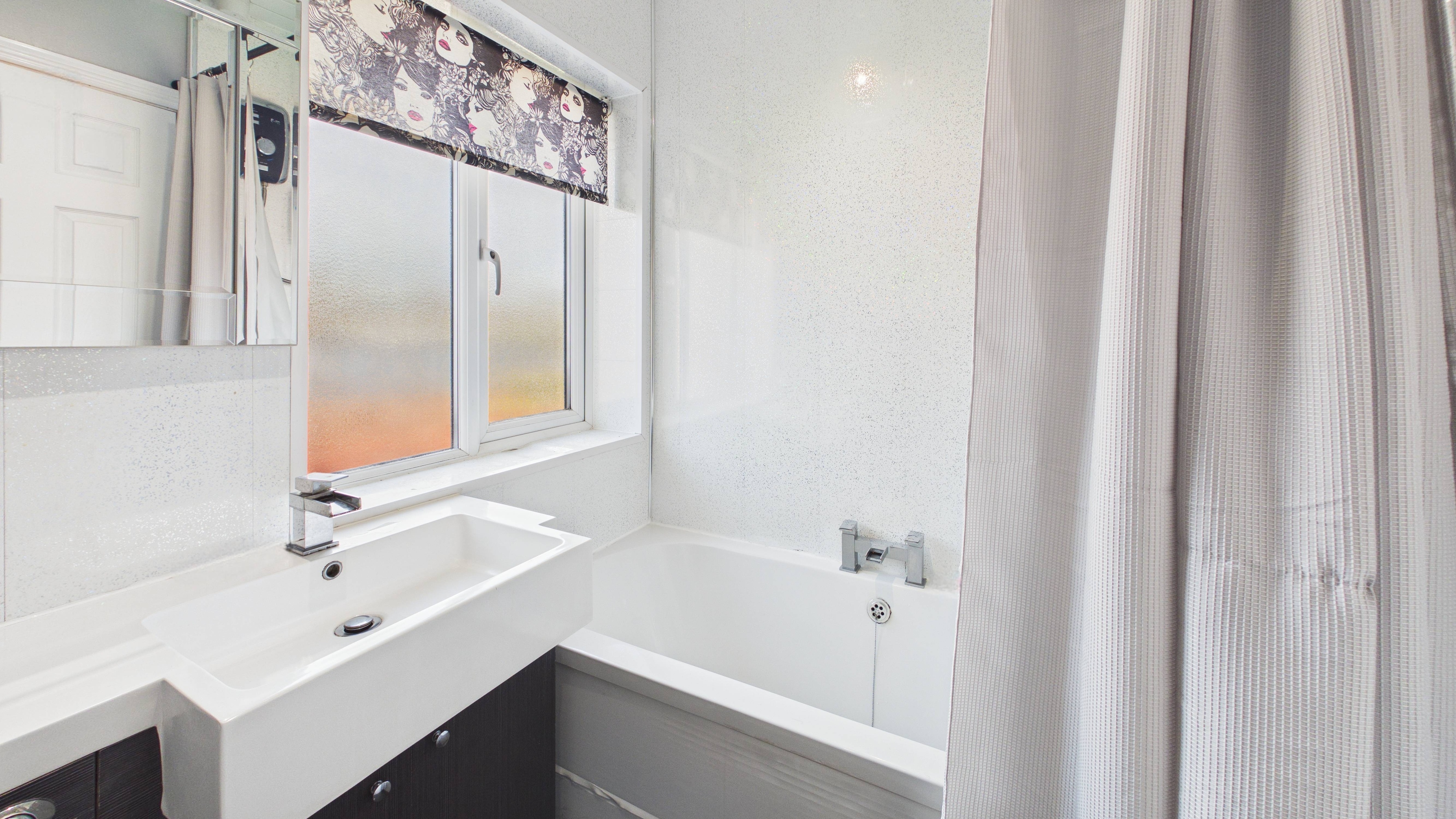 Image 23 - Bathroom (2)