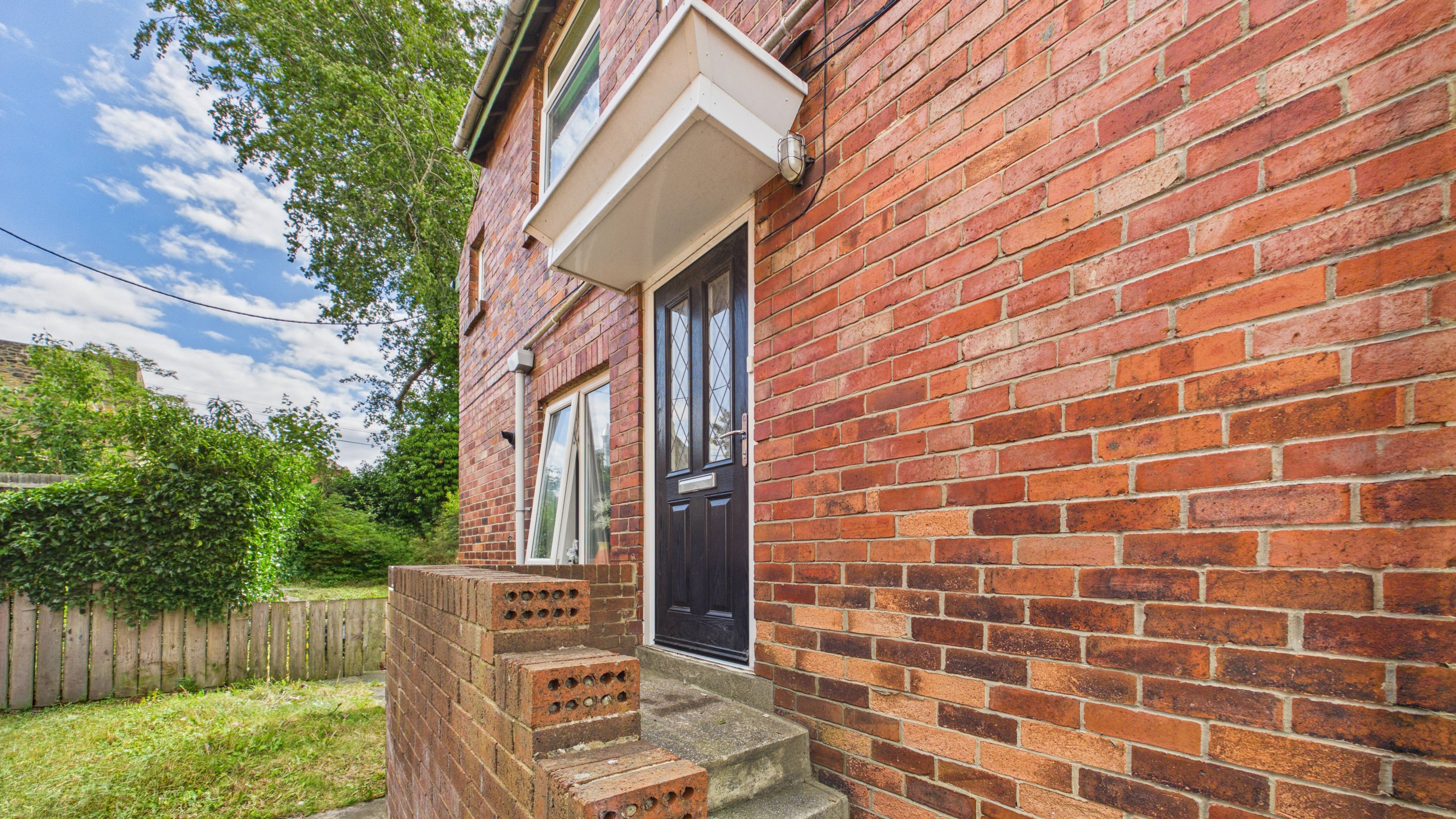 Image 1 - Exterior Front (1)