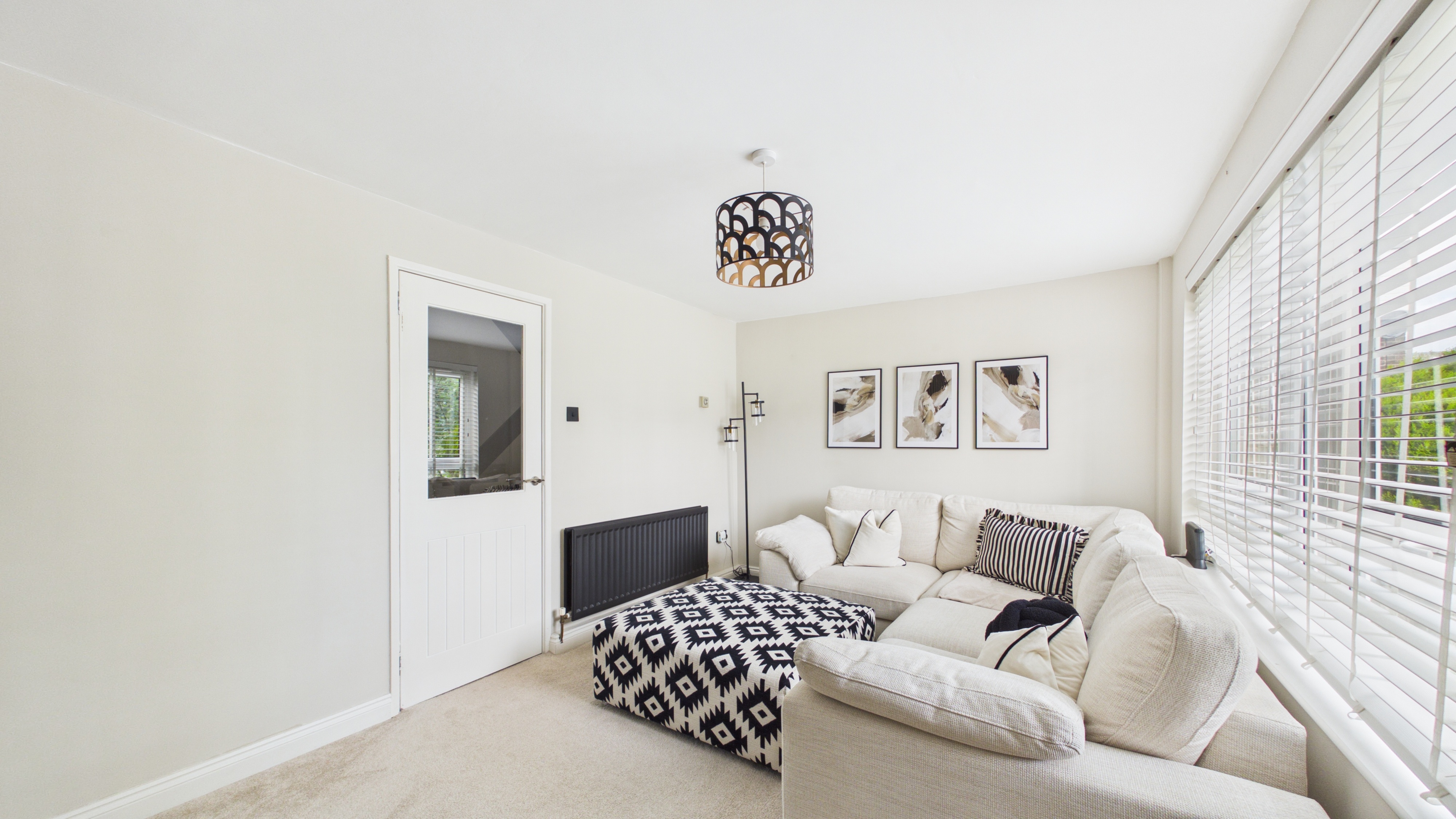 Image 3 - Living Room (3)