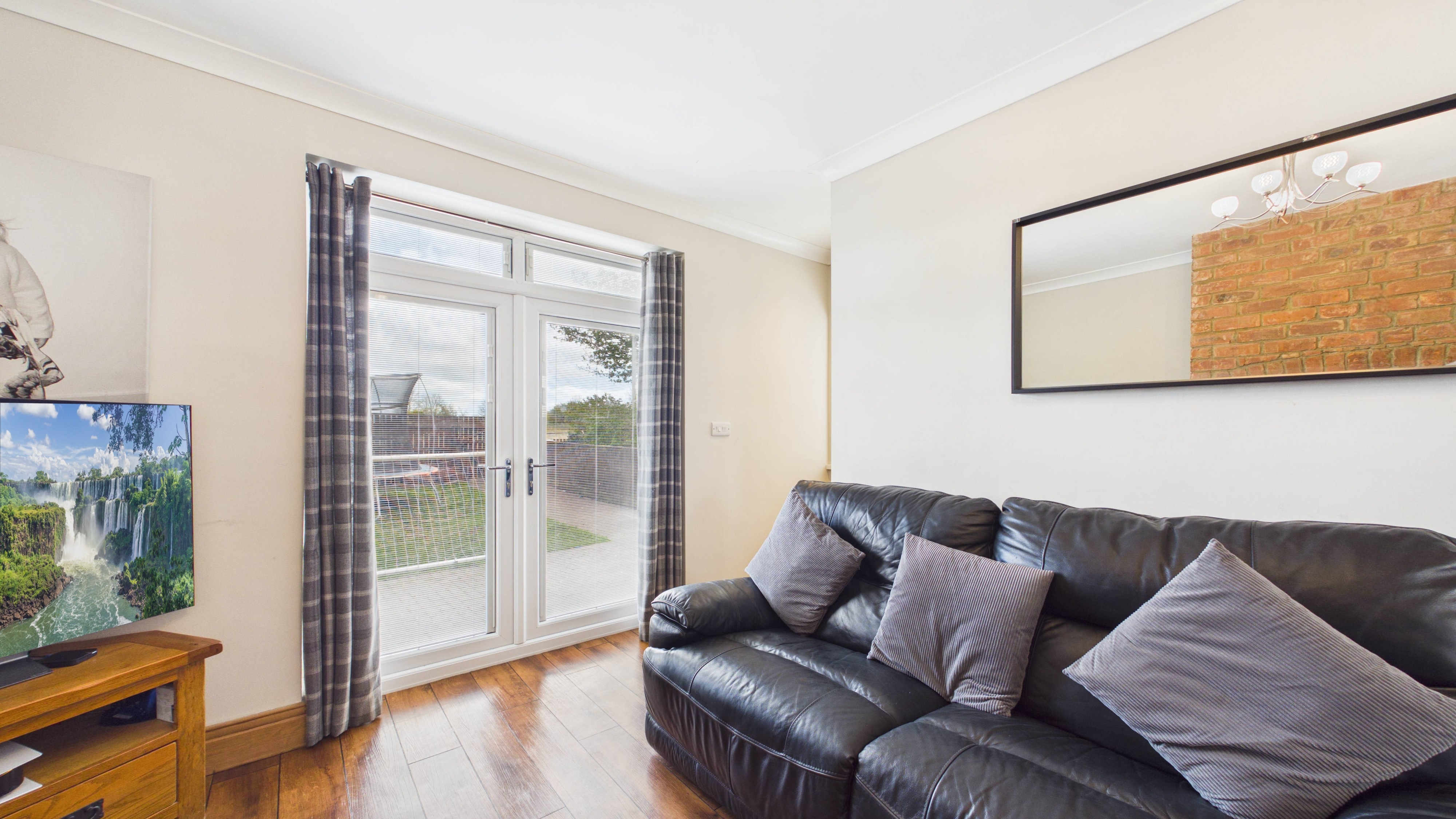 Image 3 - Living Room (3)