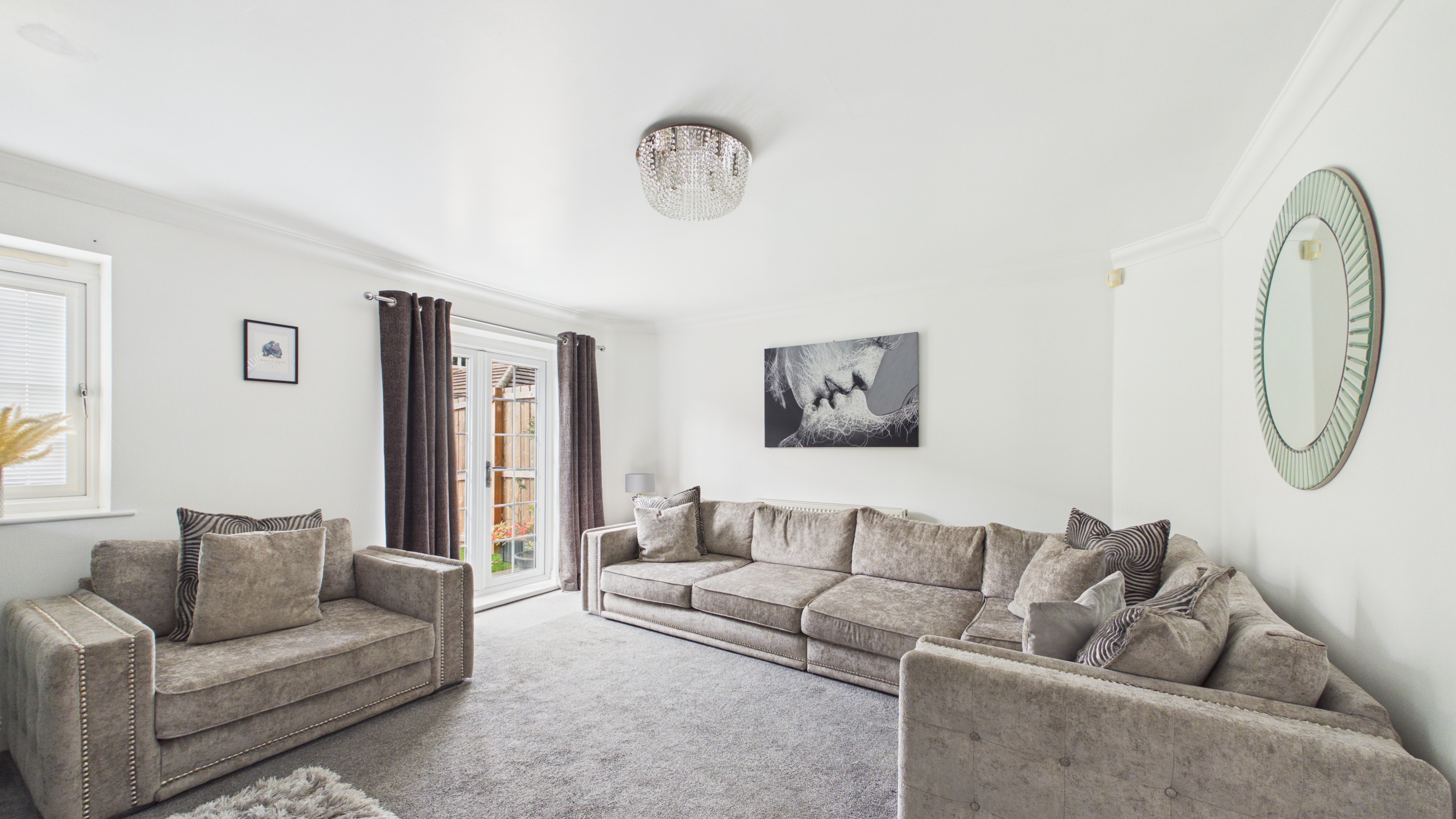 Image 7 - Living Room (3)