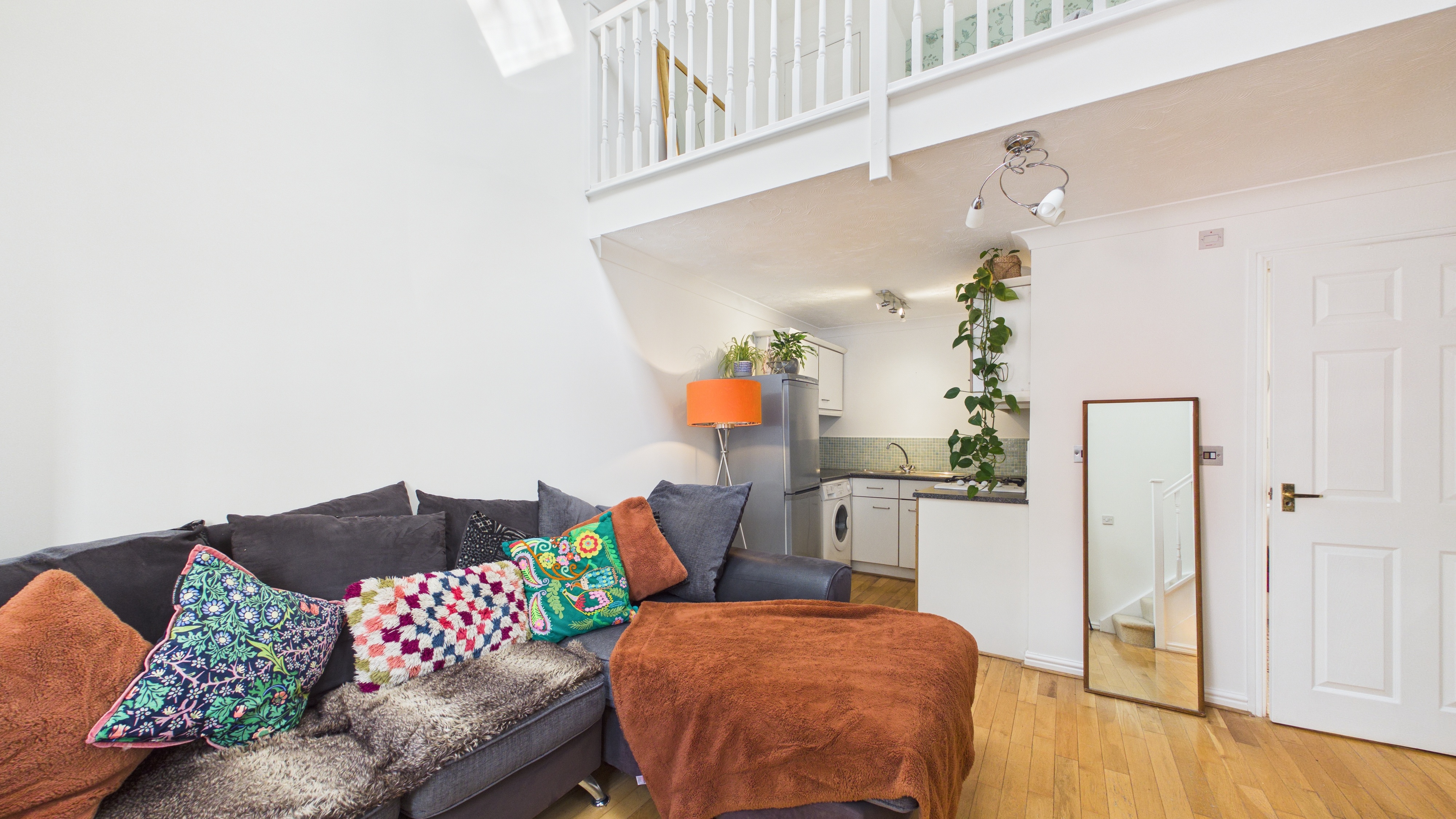 Image 3 - Living Room (2)