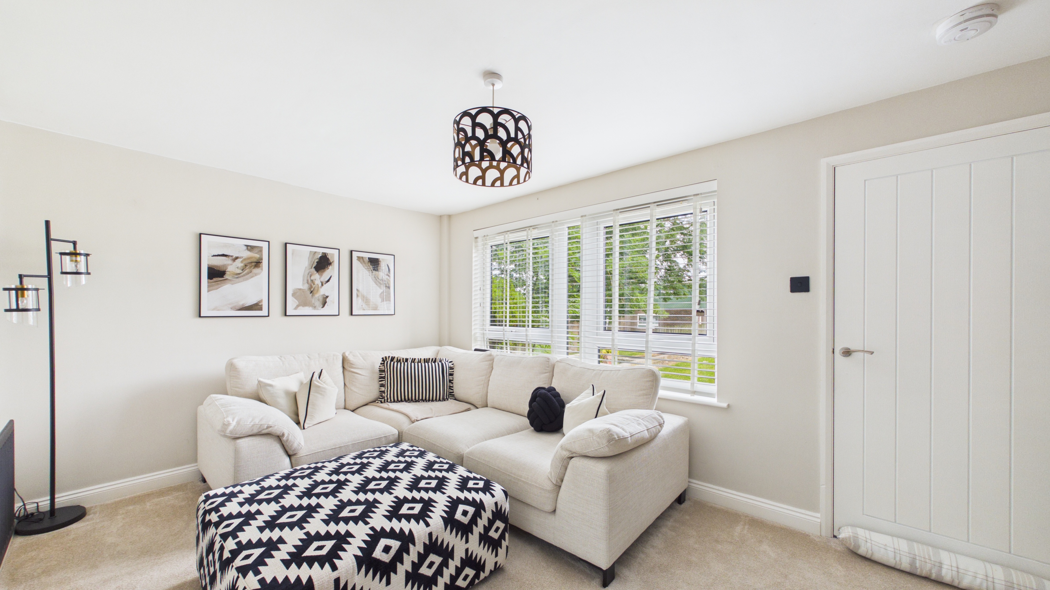 Image 2 - Living Room (2)