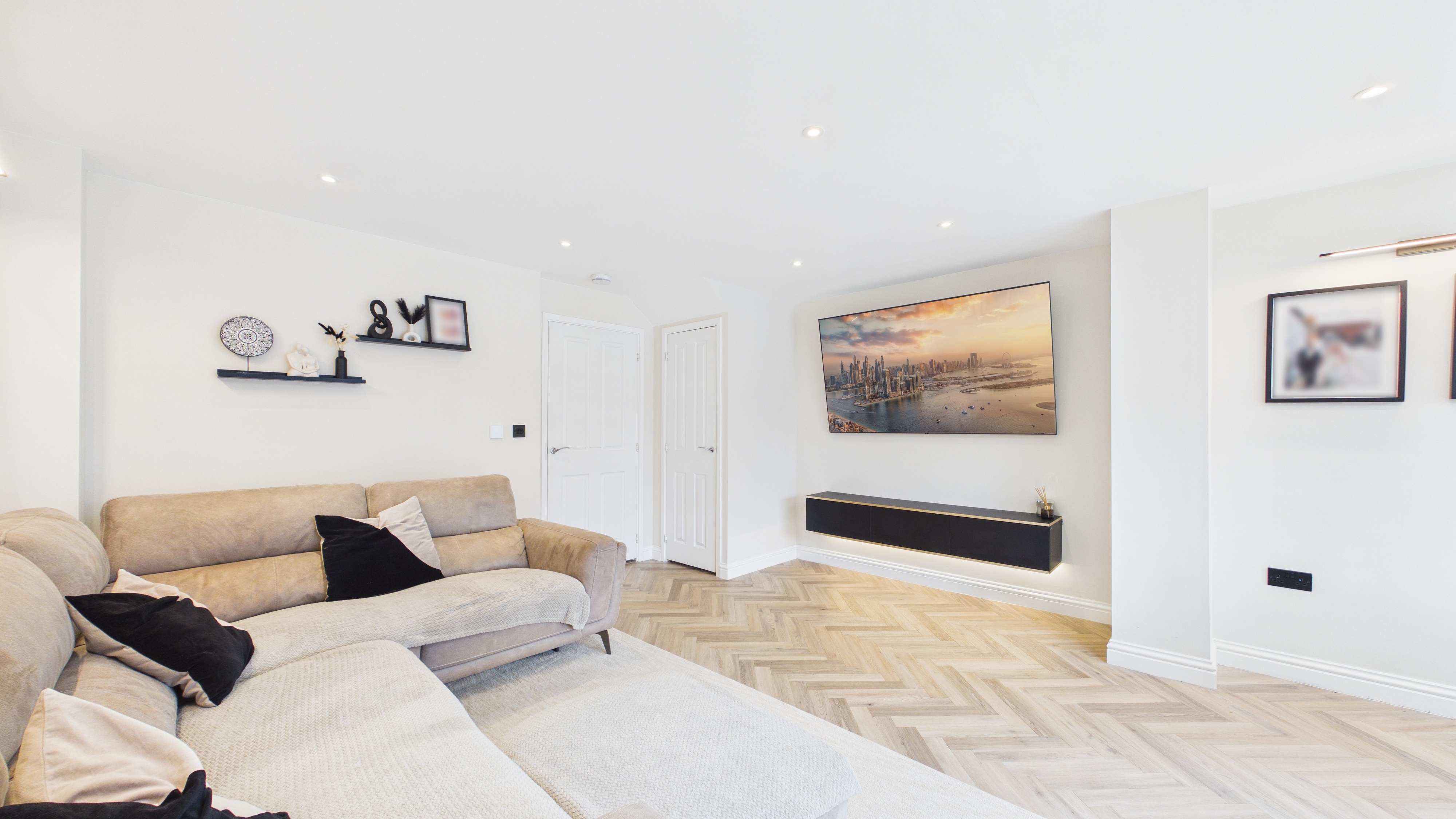 Image 4 - Living Room (2)