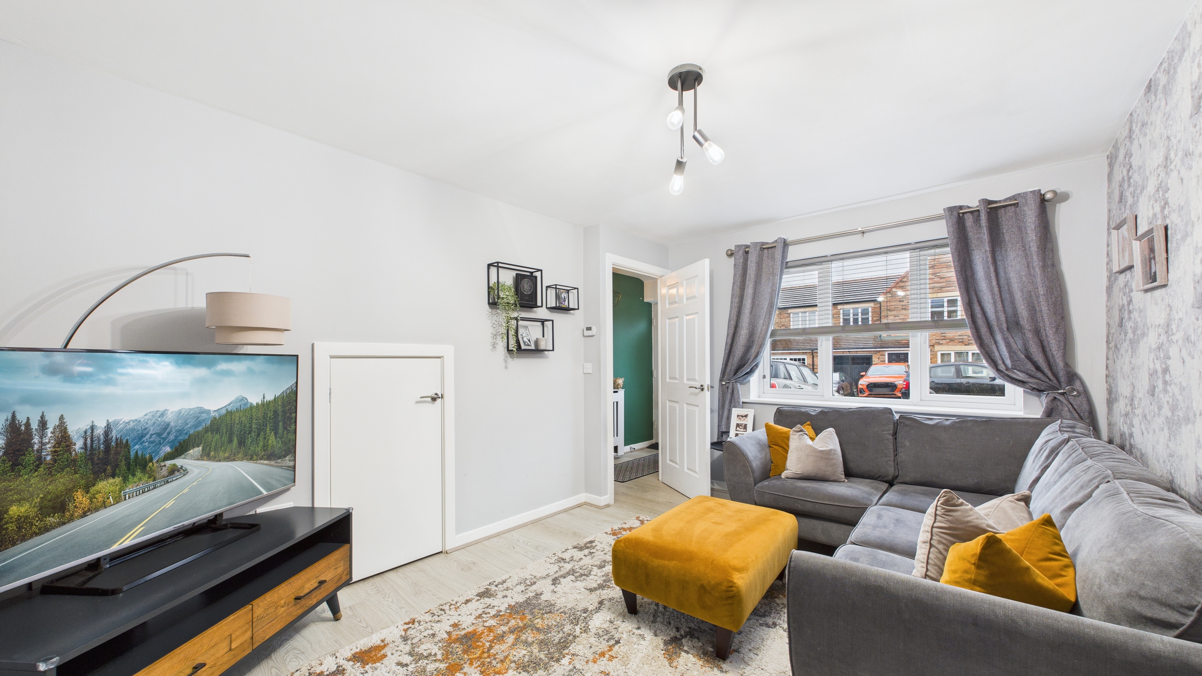 Image 4 - Living Room (2)