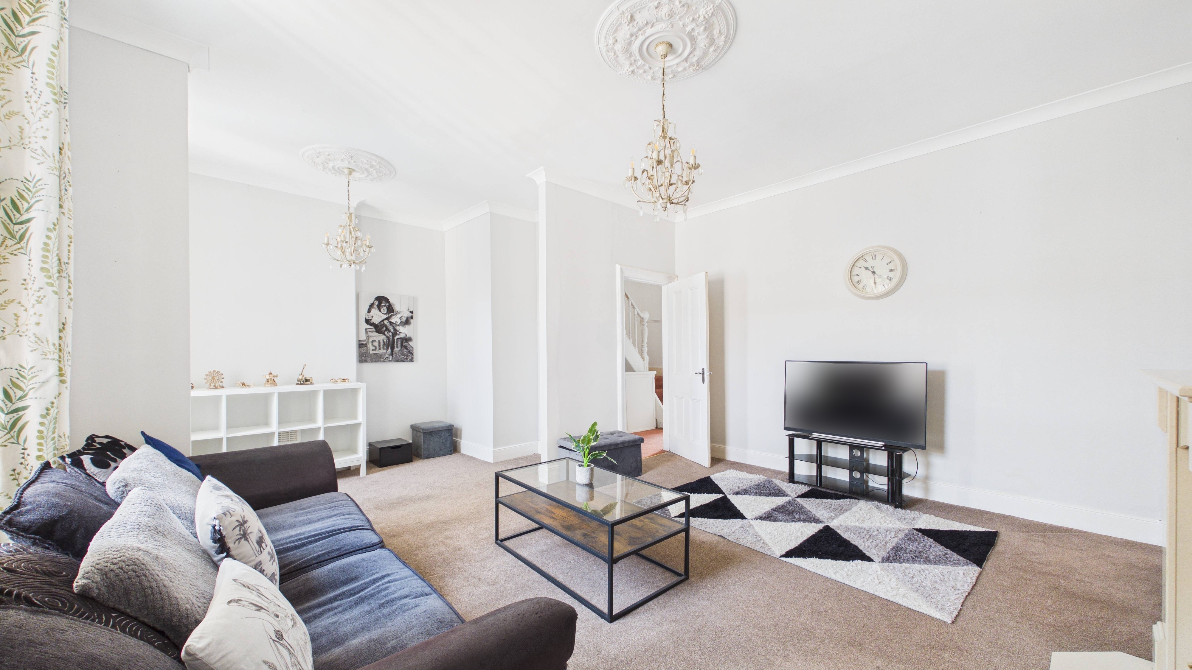 Image 4 - Living Room (1)