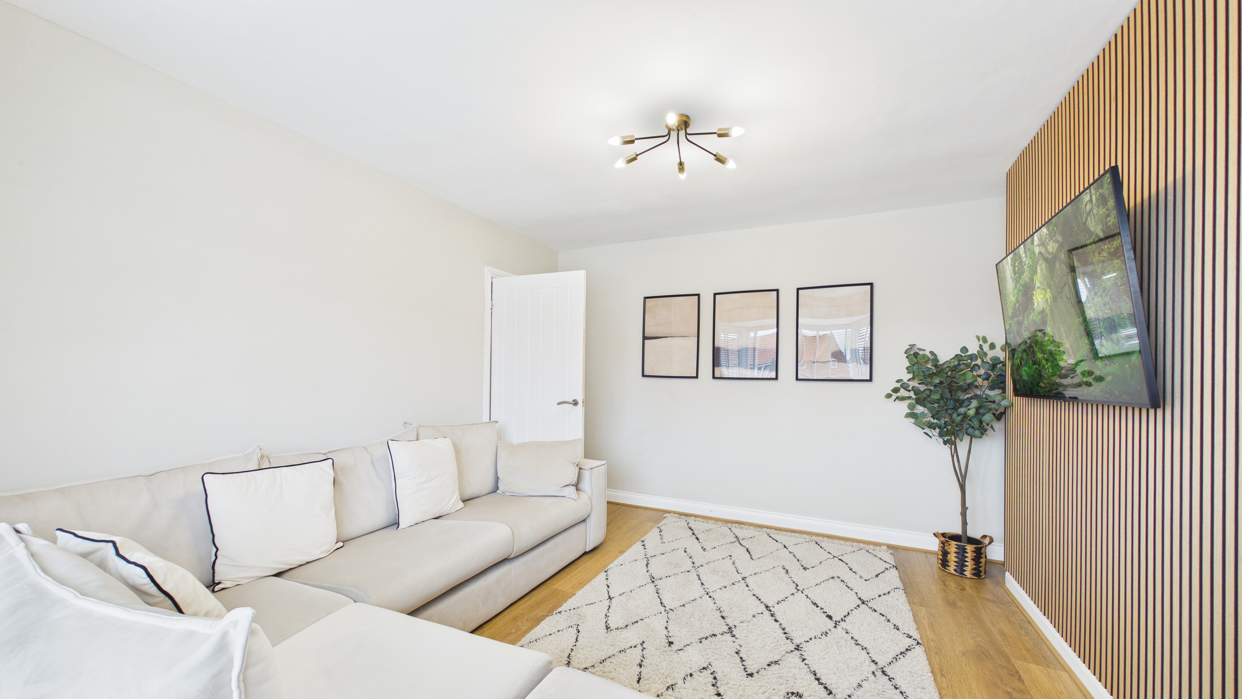 Image 6 - Living Room (3)