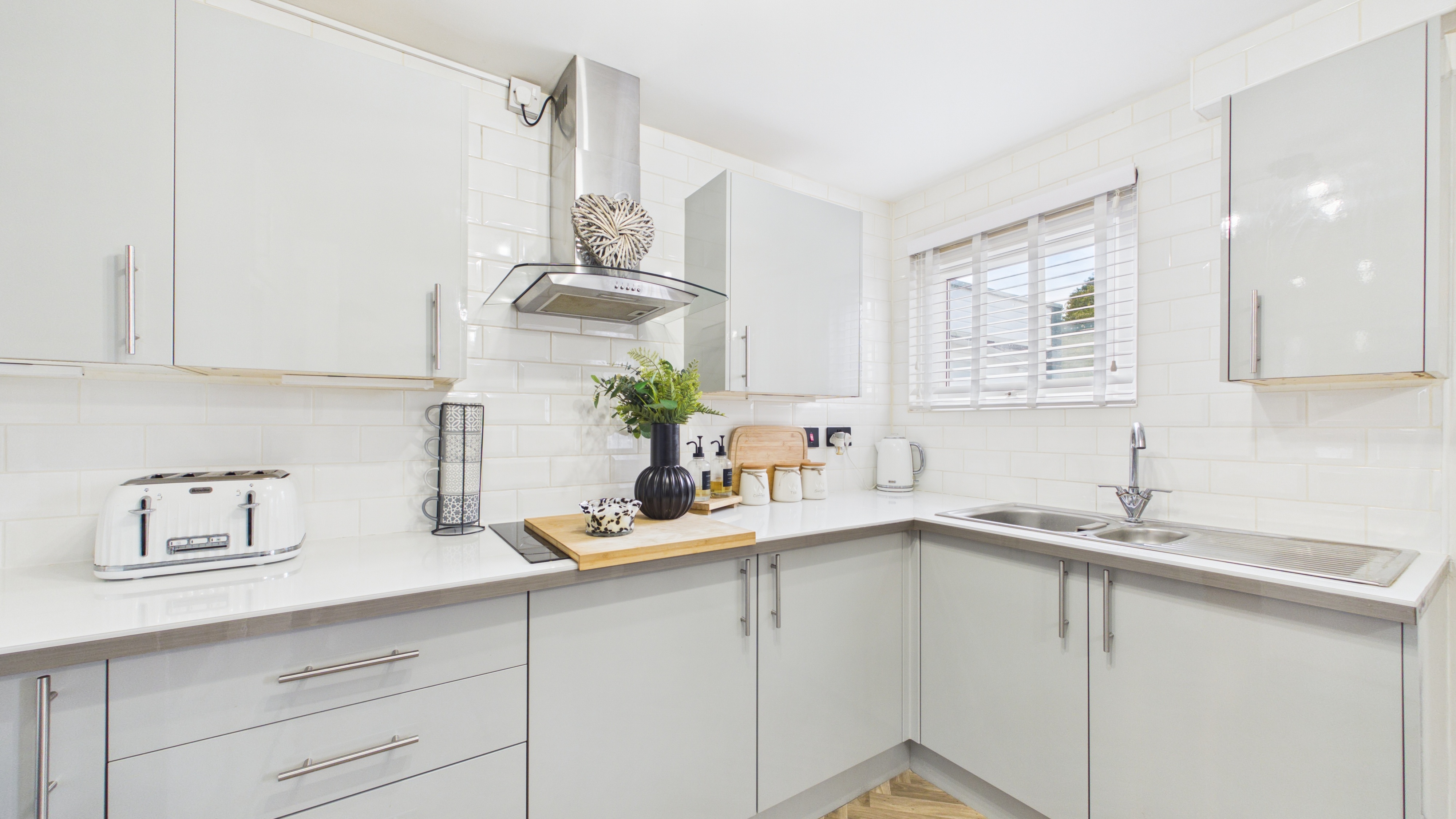 Image 4 - Kitchen / Dining Room (1)