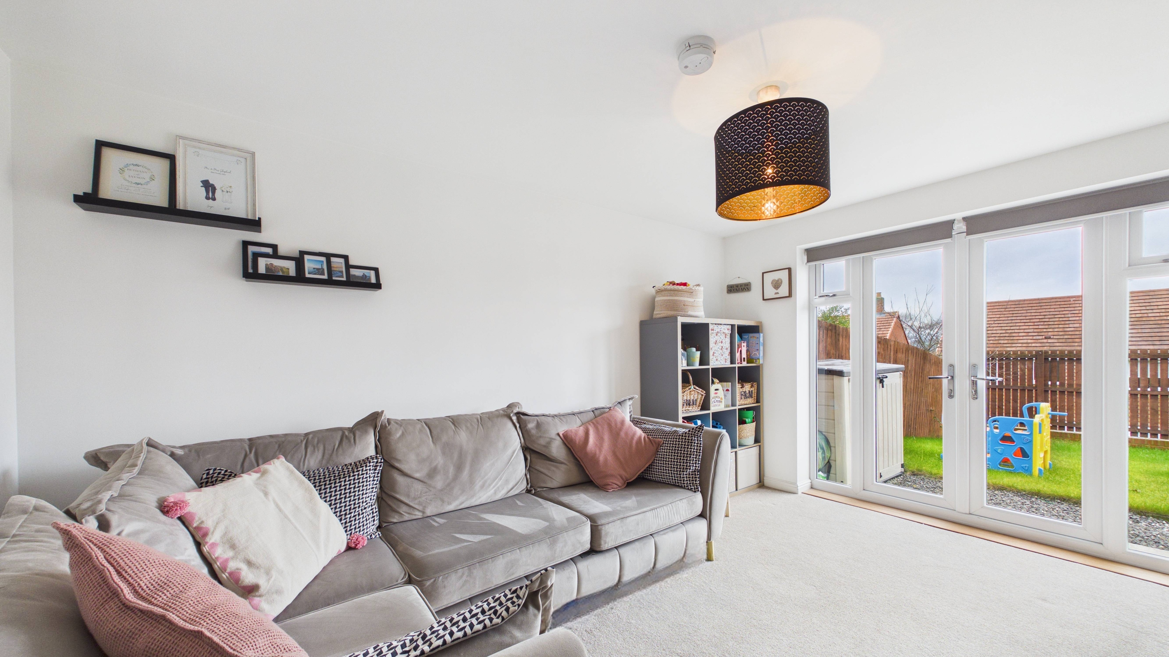 Image 7 - Living Room (1)