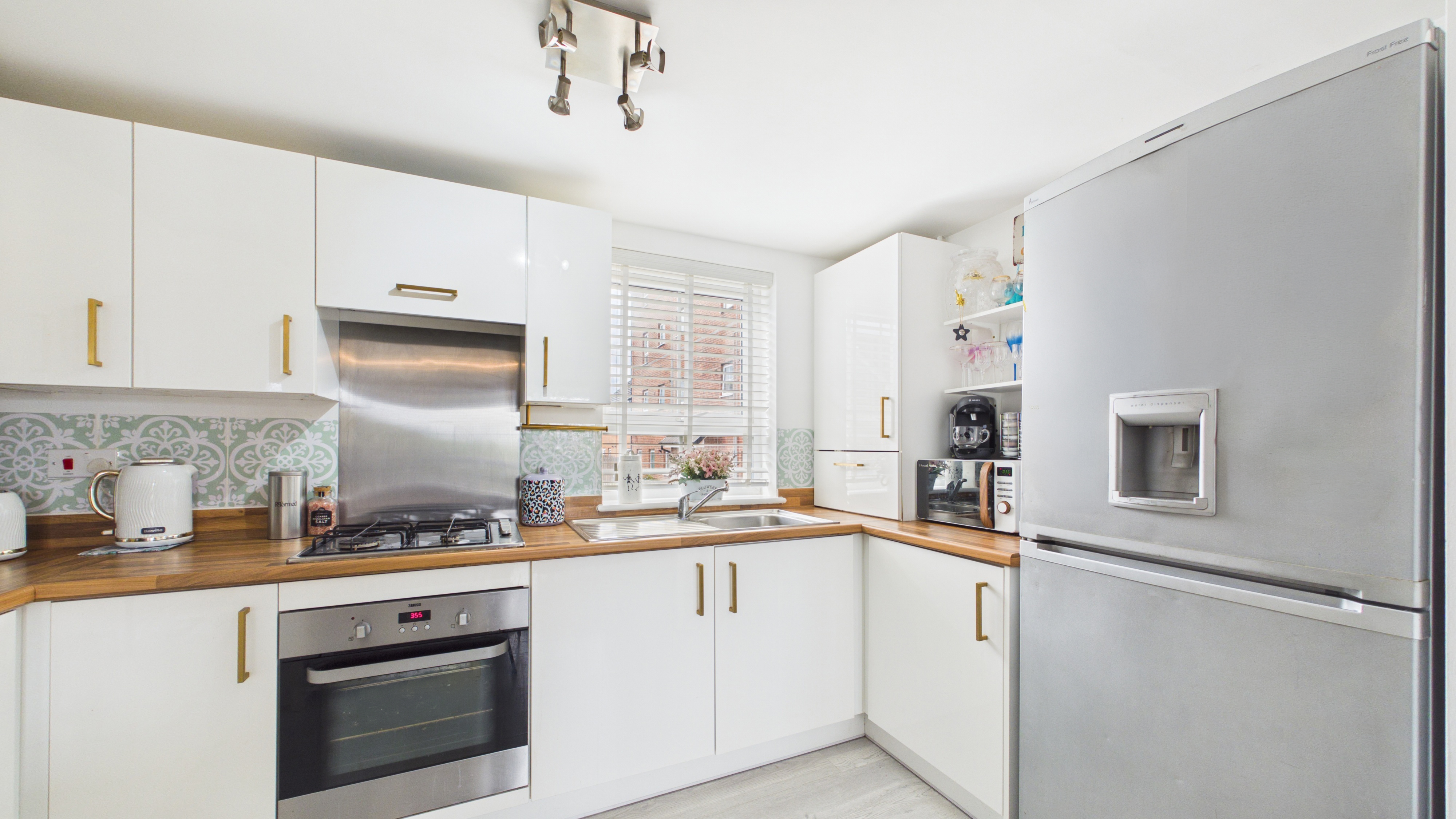 Image 9 - Kitchen (2)