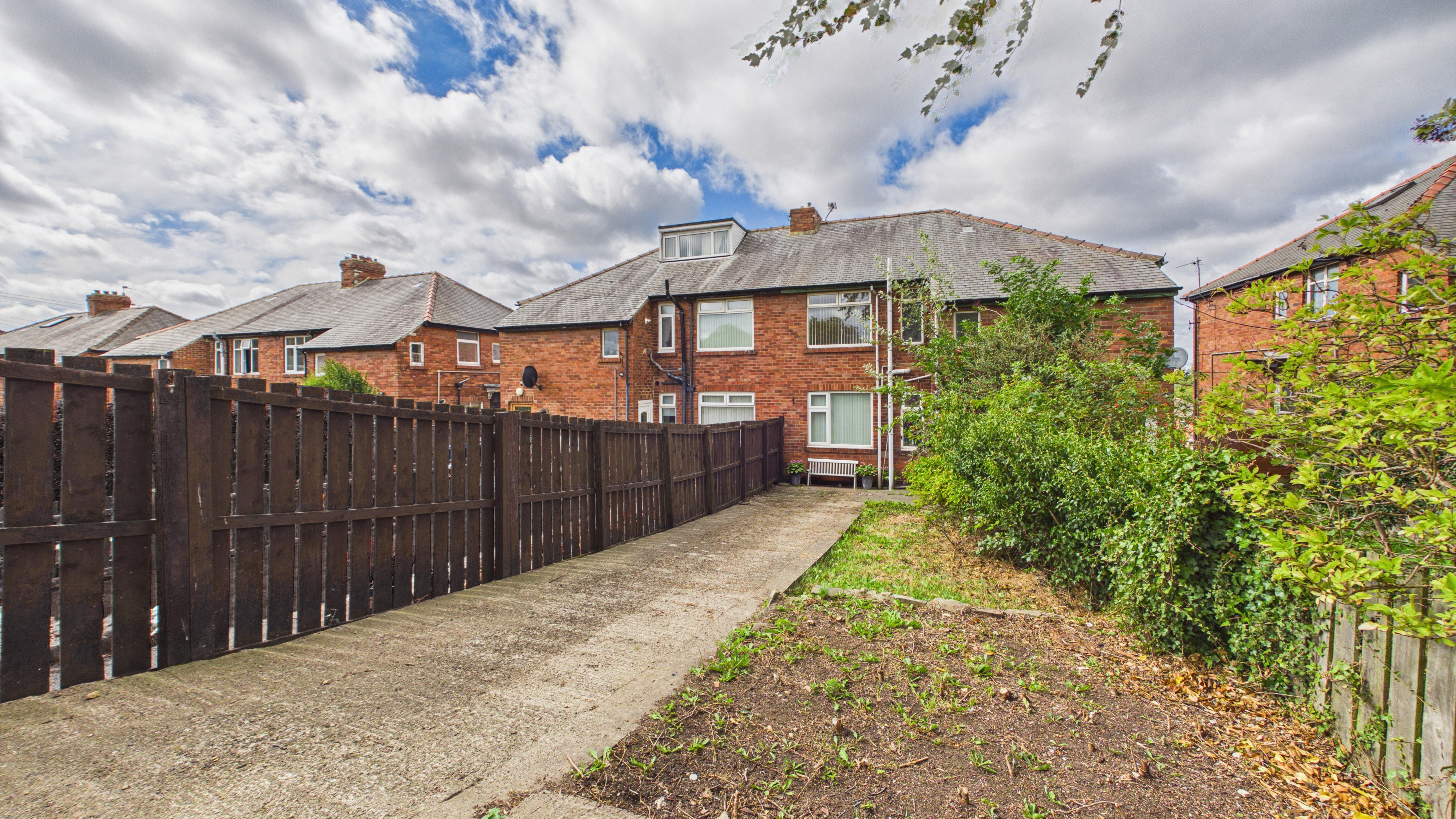 Image 18 - Garden & Driveway