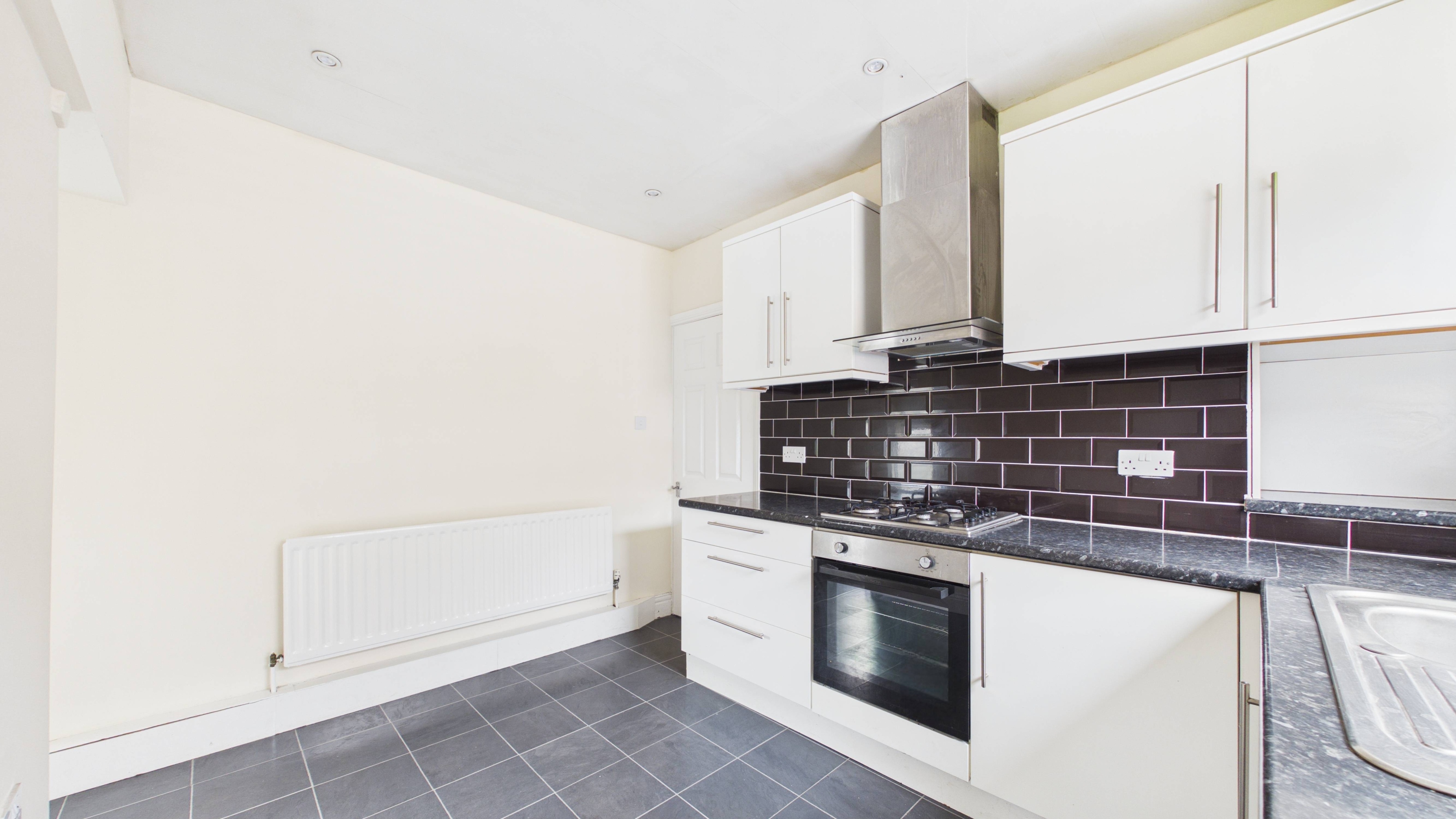 Image 9 - Kitchen (2)