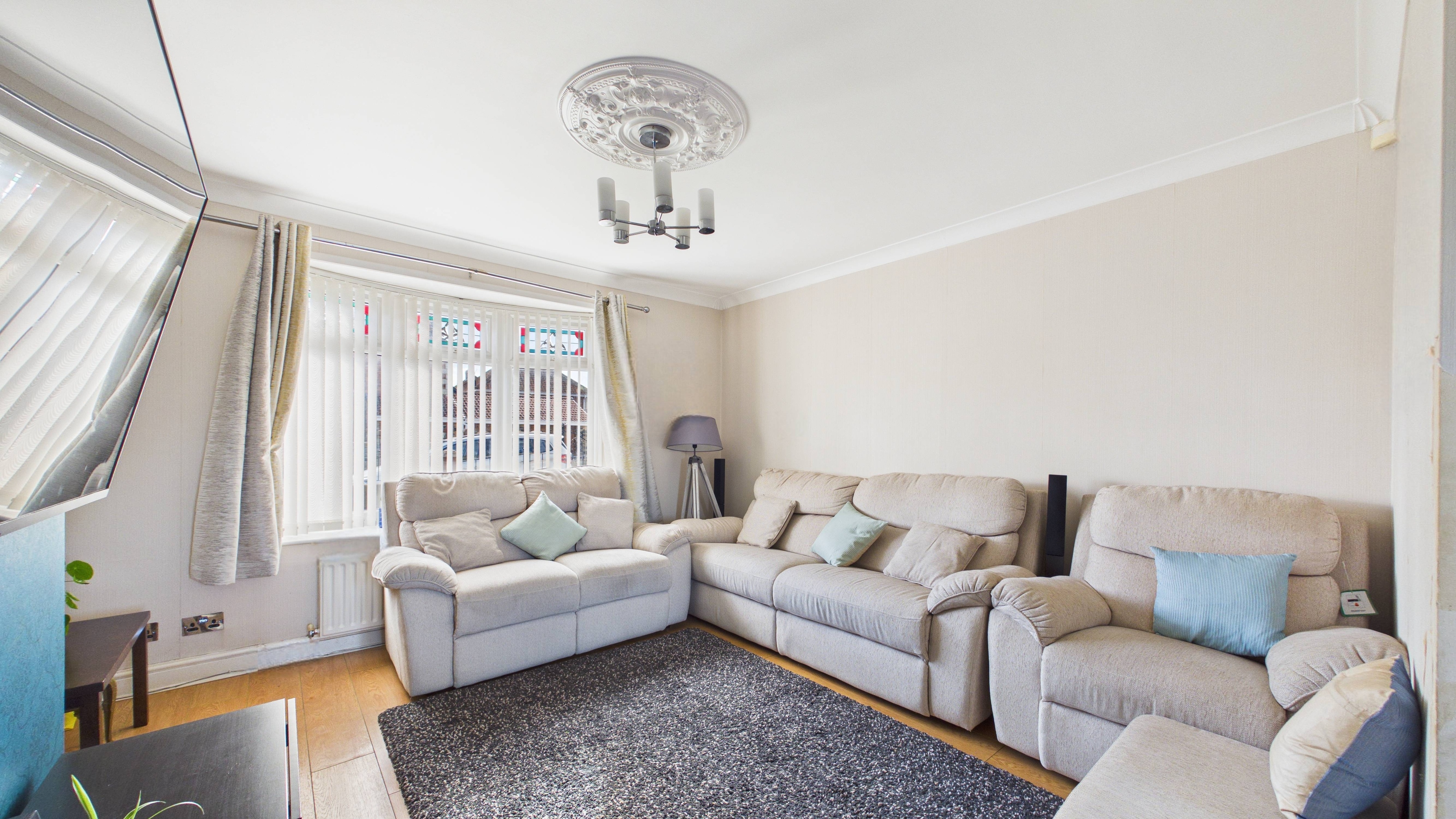 Image 7 - Living Room (1)